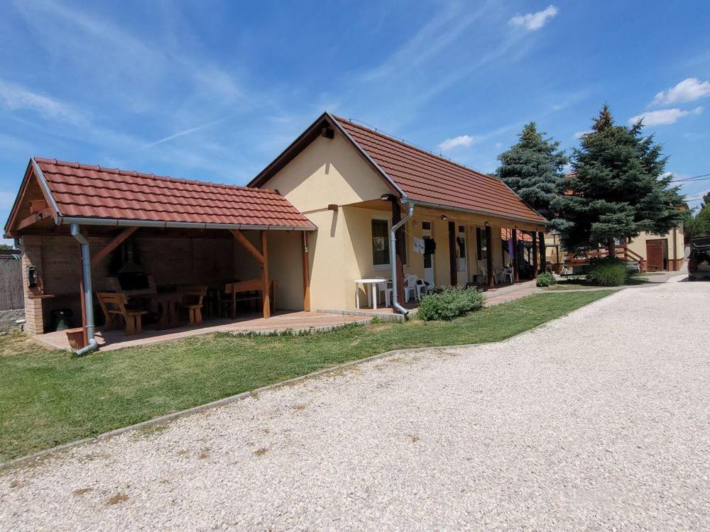 Štúrovo Alenka酒店 外观 照片